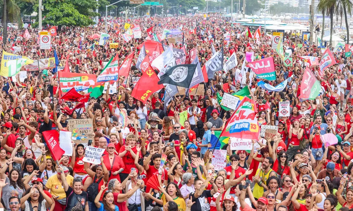 Milhares ocupam Copacabana em ato pela democracia e em apoio a Lula
