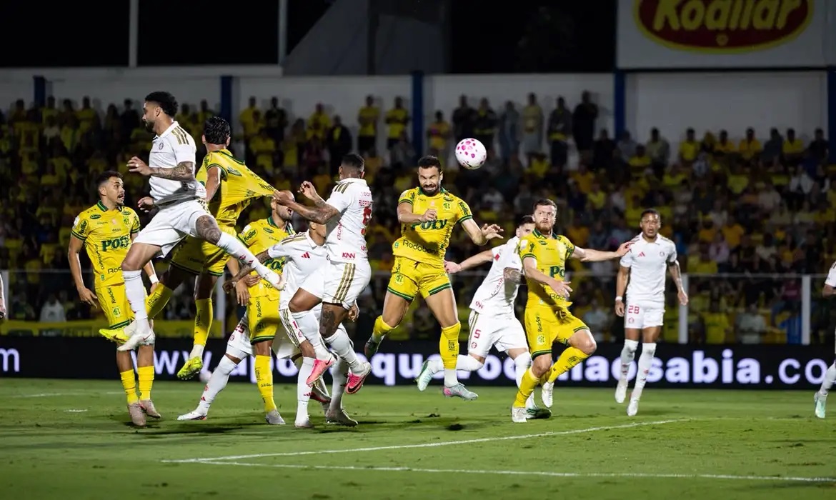 Com um a mais, Mirassol vence e complica Internacional no Brasileirão
