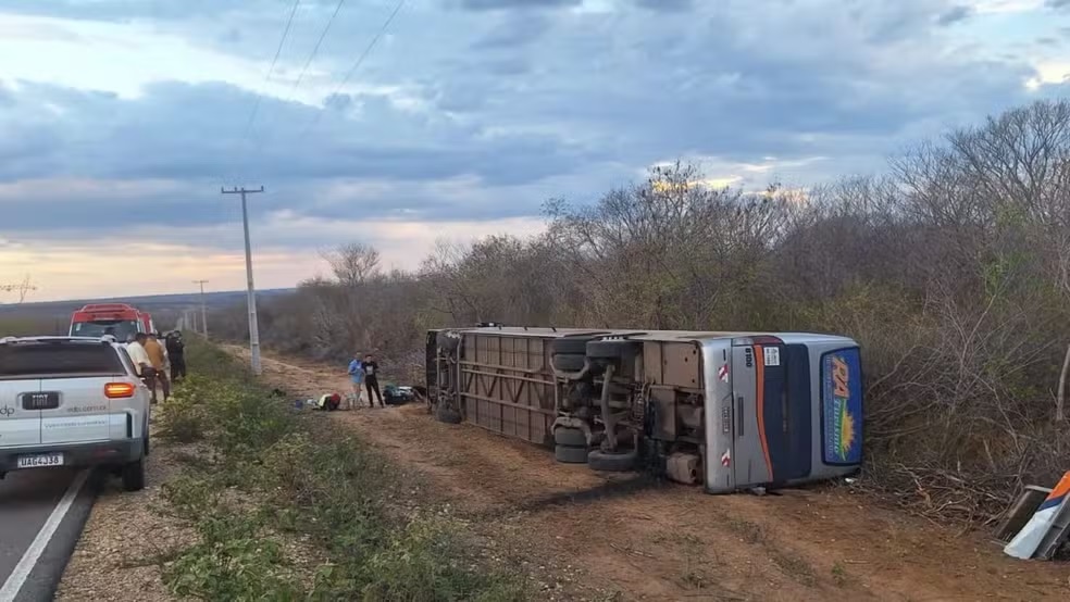 Ônibus com 10 pessoas tomba na PI-141 e deixa pessoa ferida no PI