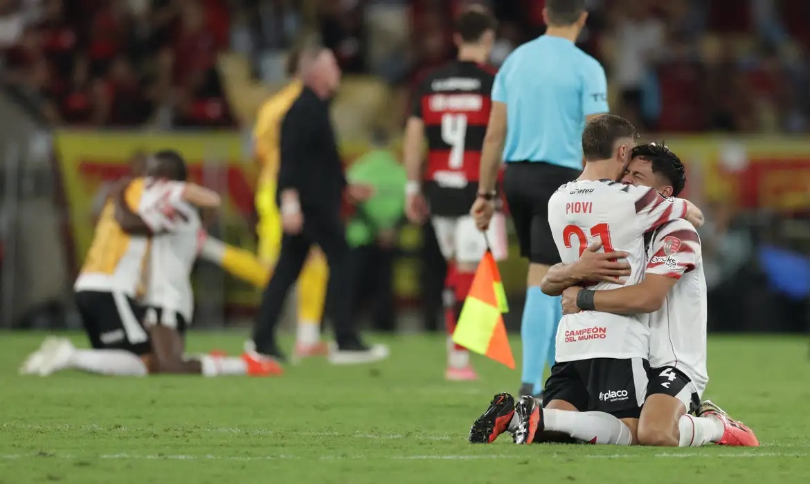 Estudiantes bate Fla e Palmeiras terá revanche pelo tetra da América
