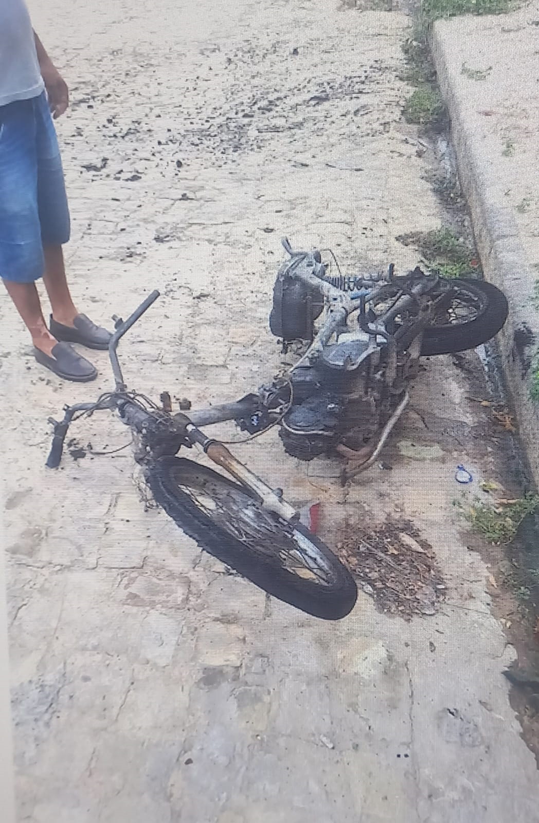 Desentendimento entre duas mulheres termina com motocicleta incendiada em Floriano