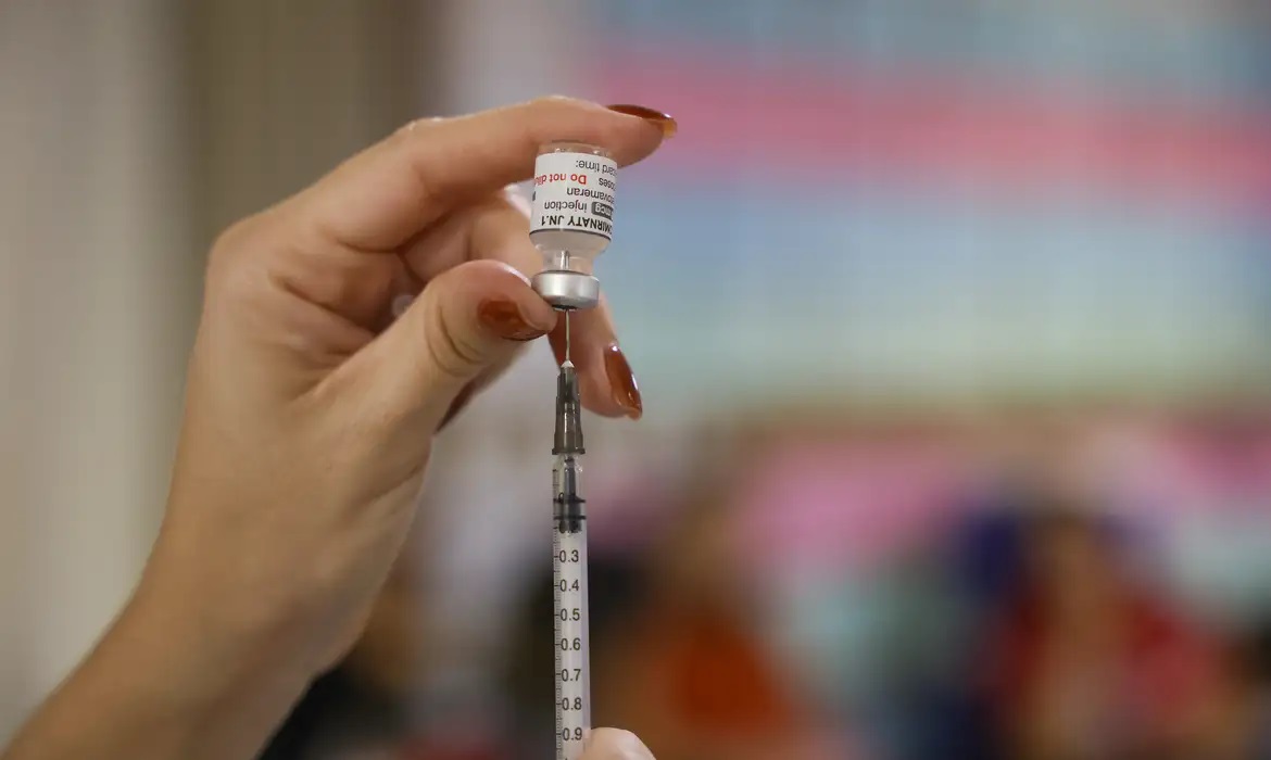Desinformação faz com que só 5% das crianças sejam protegidas da covid
