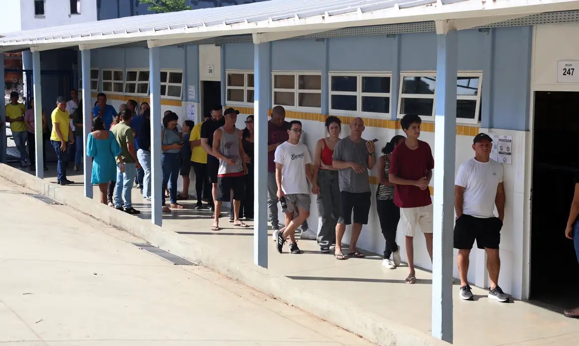 Zanin manda ampliar horário de votação até as 19h em todo o país

