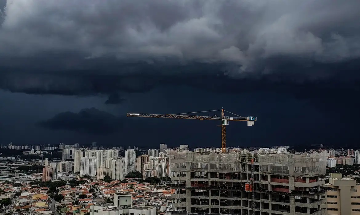 Campanha de Flávio pede votação até 19h por chuvas em alguns estados
