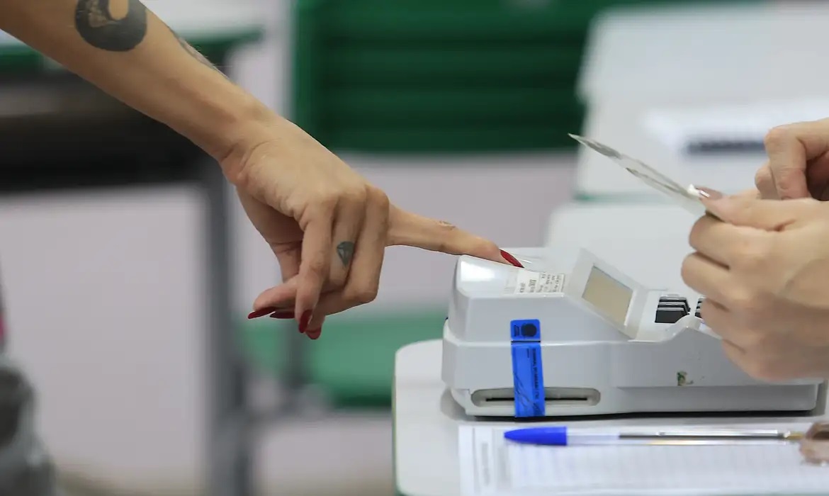 Ministros do TSE se reúnem às portas fechadas após decisão de Zanin
