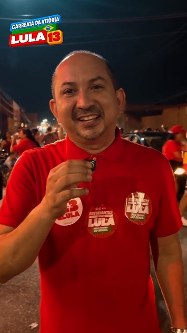 Vereador Marcony Alisson comemora reeleição de Lula durante carreata da vitória em Floriano