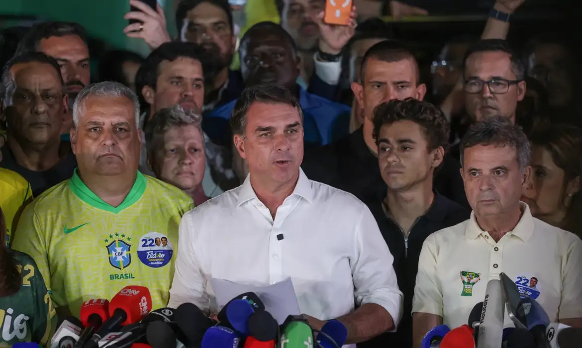 PF investiga circunstâncias da fuga de Flávio Bolsonaro do Brasil

