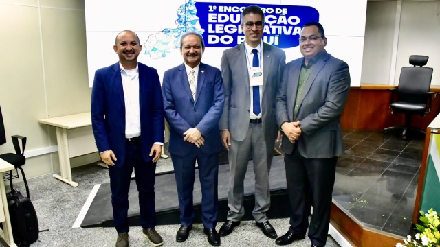 Vereadores e servidores do Poder Legislativo de Floriano participam do 1º Encontro de Educação Legislativa do Piauí.
