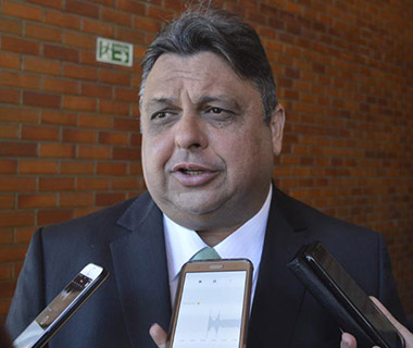 "Não podemos sair da base porque não ganhamos um pirulito", diz Júlio Arcoverde
