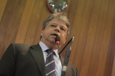 Gustavo rebate líder do Governo e cobra devolução de dinheiro do empréstimo