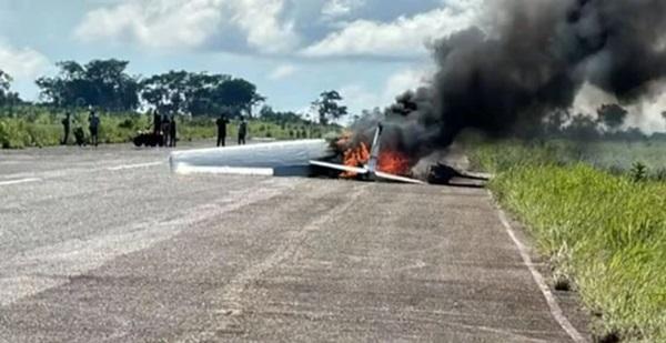 Avião de pequeno porte pega fogo após fazer pouso de emergência em MG