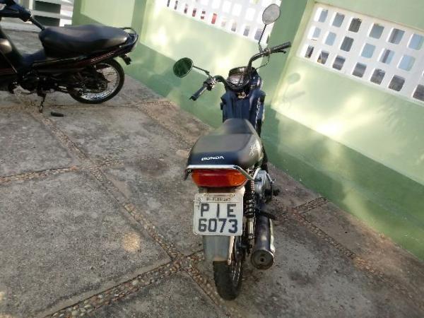 Moto &eacute; encontrada em estado de abandono no bairro Alto da Cruz.(Imagem:FlorianoNews)