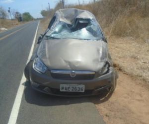 Veículo capota com casal na zona rural de Floriano