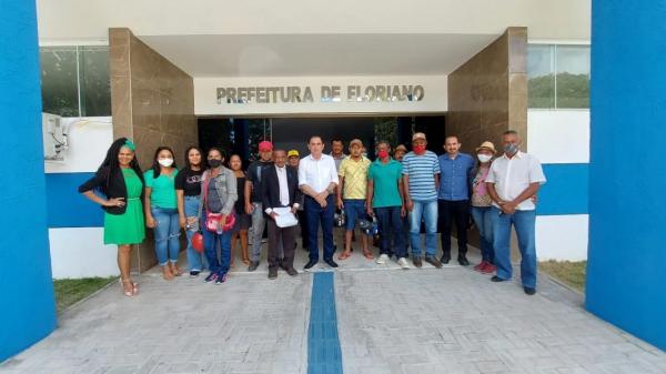 Integrantes da Associa&ccedil;&atilde;o dos Vaqueiros se re&uacute;ne com prefeito de Floriano.(Imagem:Secom)