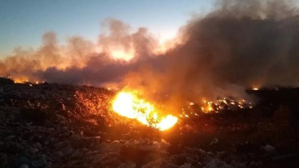Os bombeiros foram acionados por volta das 16h30 de sábado. Eles utilizaram cerca de 10 mil litros de água para combater o fogo, durante mais de 4 horas de trabalho. Segundo os bo(Imagem:Reprodução)